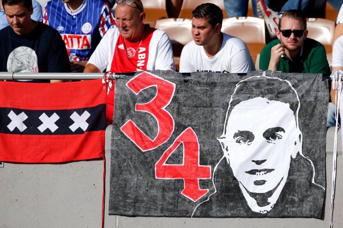 Ajax-supporters eren Abdelhak Nouri met een spandoek van zijn rugnummer 34 en portret – zijn naam leeft voort op de tribune. 