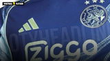 Het mogelijke nieuwe uitshirt van Ajax voor seizoen 2025/26, waarin het klassieke logo en donkerblauw design duidelijk zichtbaar zijn. (Foto: Footy Headlines)