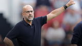 Johan Derksen neemt het op voor Peter Bosz