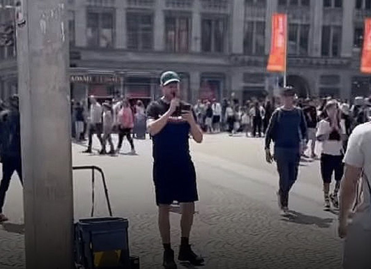feyenoord-fan maakt amsterdamse patatbakker boos met feyenoord-lied op de dam