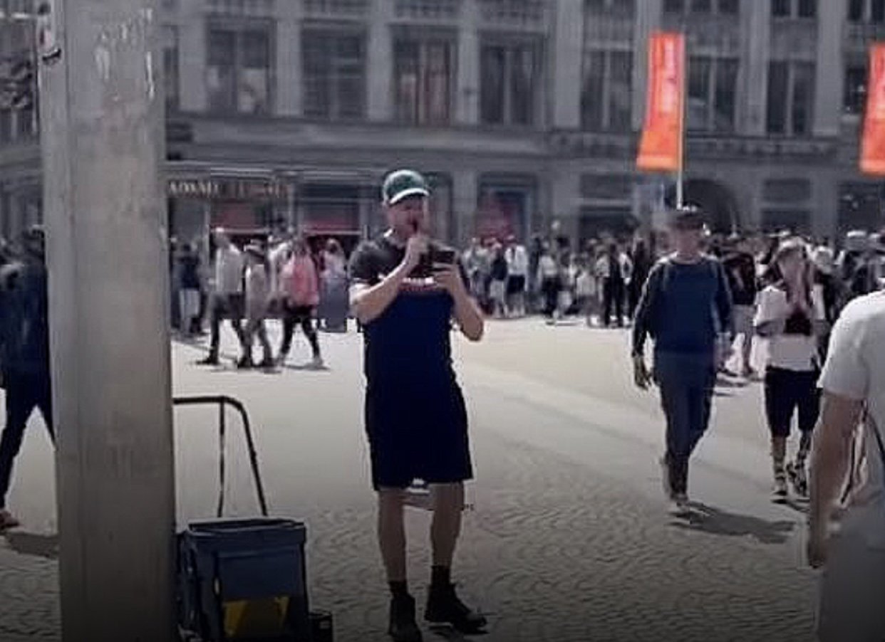 feyenoord-fan maakt amsterdamse patatbakker boos met feyenoord-lied op de dam