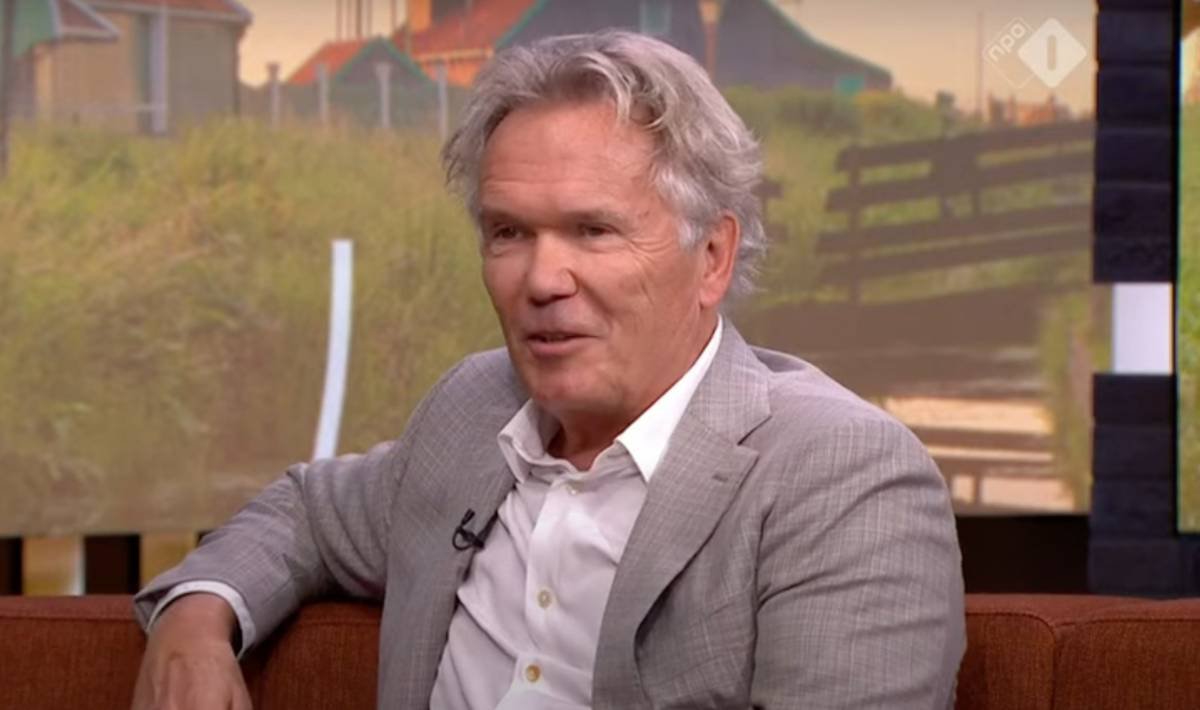 Tom Egbers keert langzaam terug op televisie na zijn vertrek bij de NOS, hier in beeld tijdens een recent interview op NPO 1.