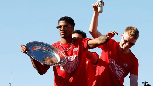 Wanneer feestgezang een grens overschrijdt: de controverse rond Flamingo bij de PSV‑huldiging