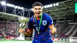 Precious Ugwu viert feest. De negentienjarige verdediger, onlangs nog Europees kampioen met Oranje Onder 19, tekent een meerjarig contract bij FC Volendam.