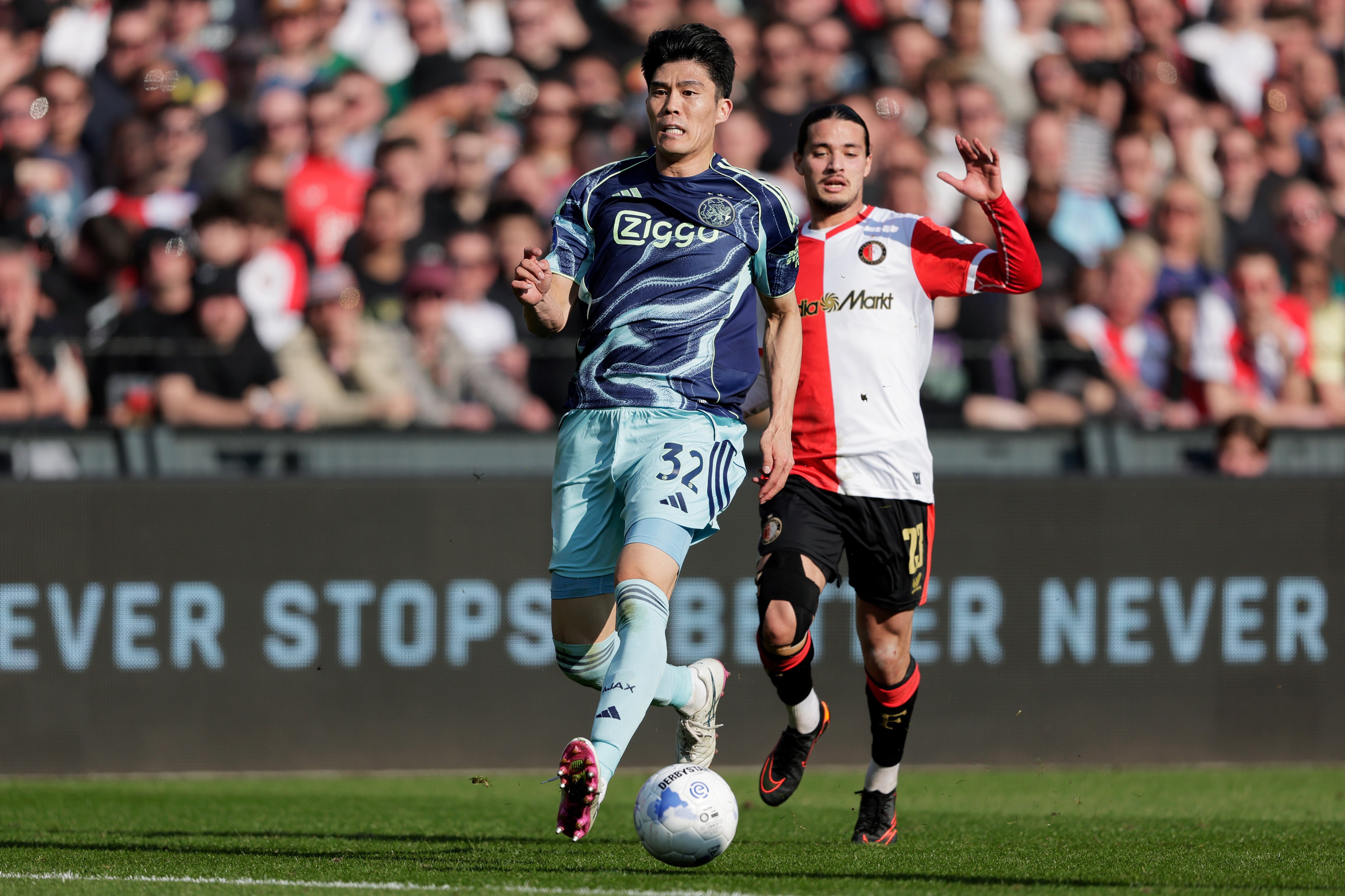 Ajax-fans smeken om contract na optreden in Klassieker