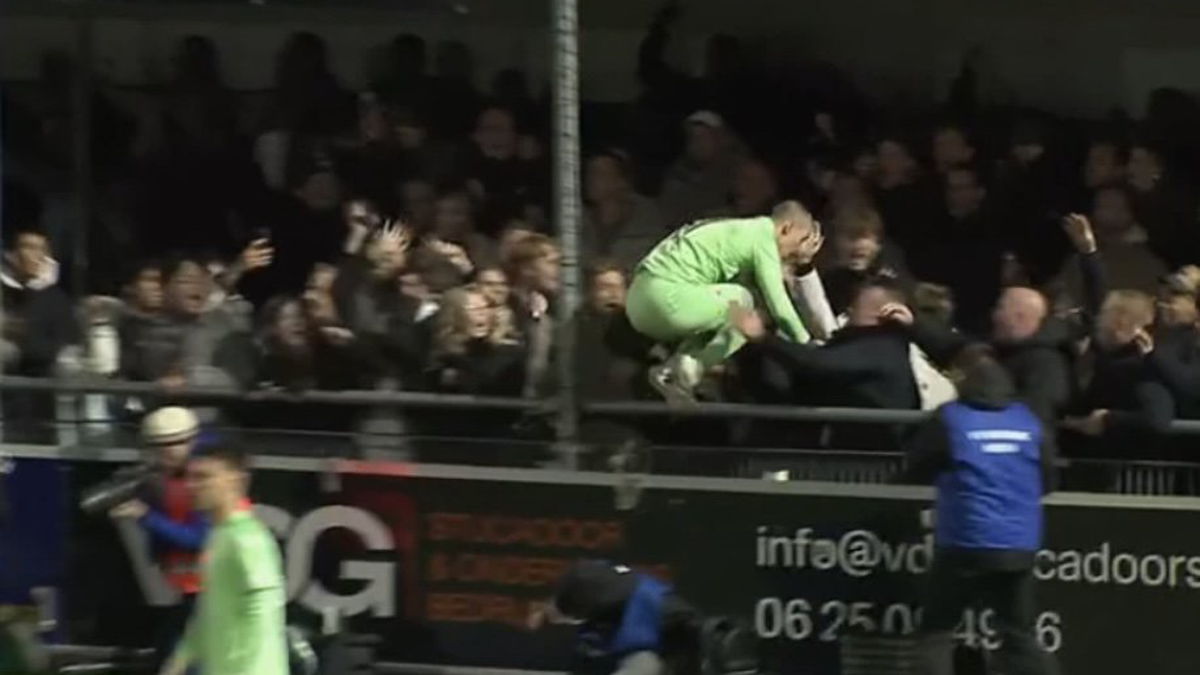 Katwijk-doelman Stan van Bladeren sprong te vroeg het publiek in tijdens de strafschoppenserie tegen Vitesse.