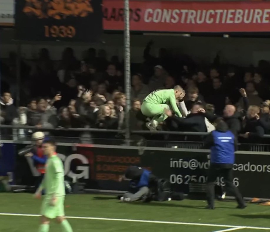 Katwijk-doelman Stan van Bladeren sprong te vroeg het publiek in tijdens de strafschoppenserie tegen Vitesse.