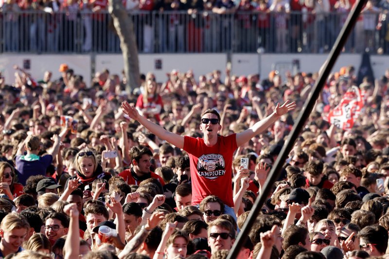 Ondanks het vuurwerkverbod ging het toch mis tijdens de huldiging van PSV