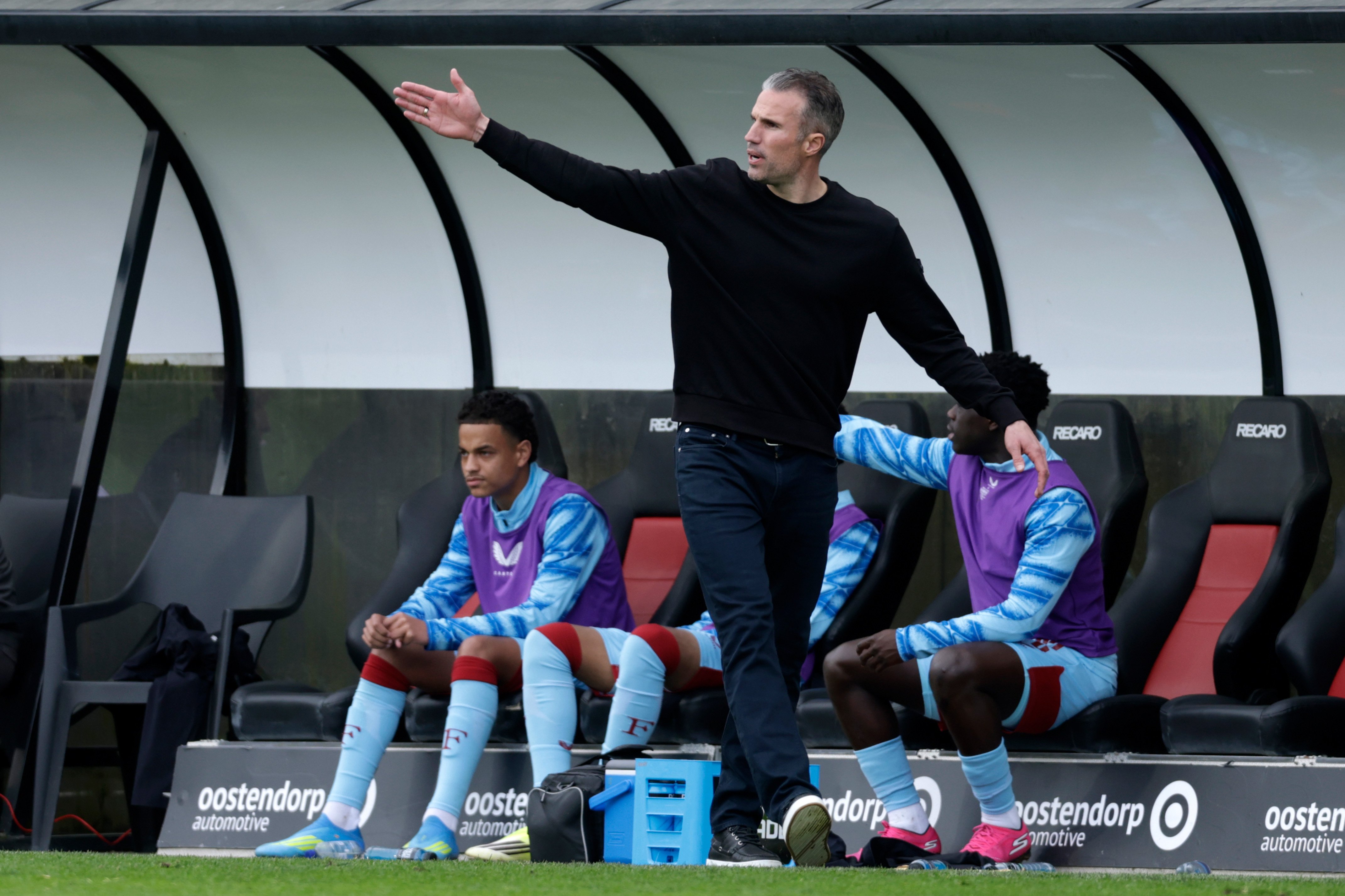 Van Persie aan de zijlijn tijdens het uitduel bij NEC