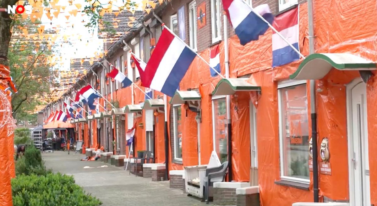 De Ahornstraat in Breda vorig jaar, volledig oranje versierd tijdens het EK voor mannen. Tijdens het EK voor vrouwen blijft de straat opvallend leeg.