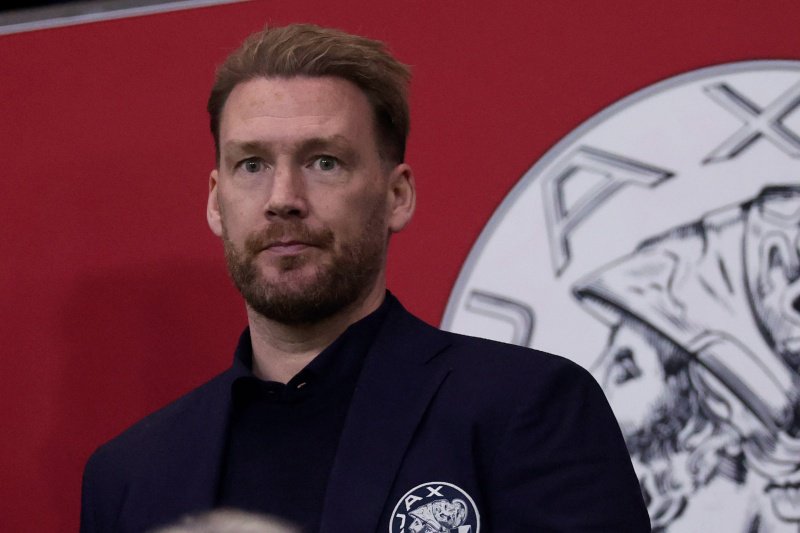 Marijn Beuker voor het Ajax logo