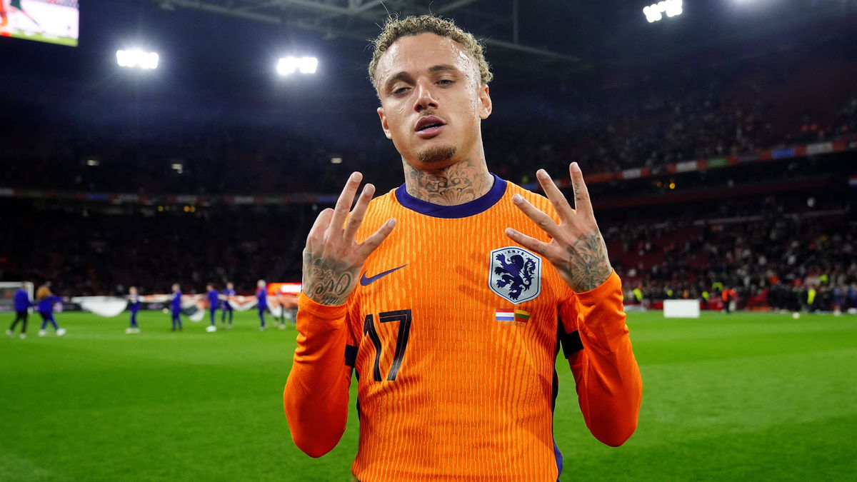 Acht vingers in de lucht: Lang refereert opnieuw aan het verhaal achter zijn favoriete nummer.