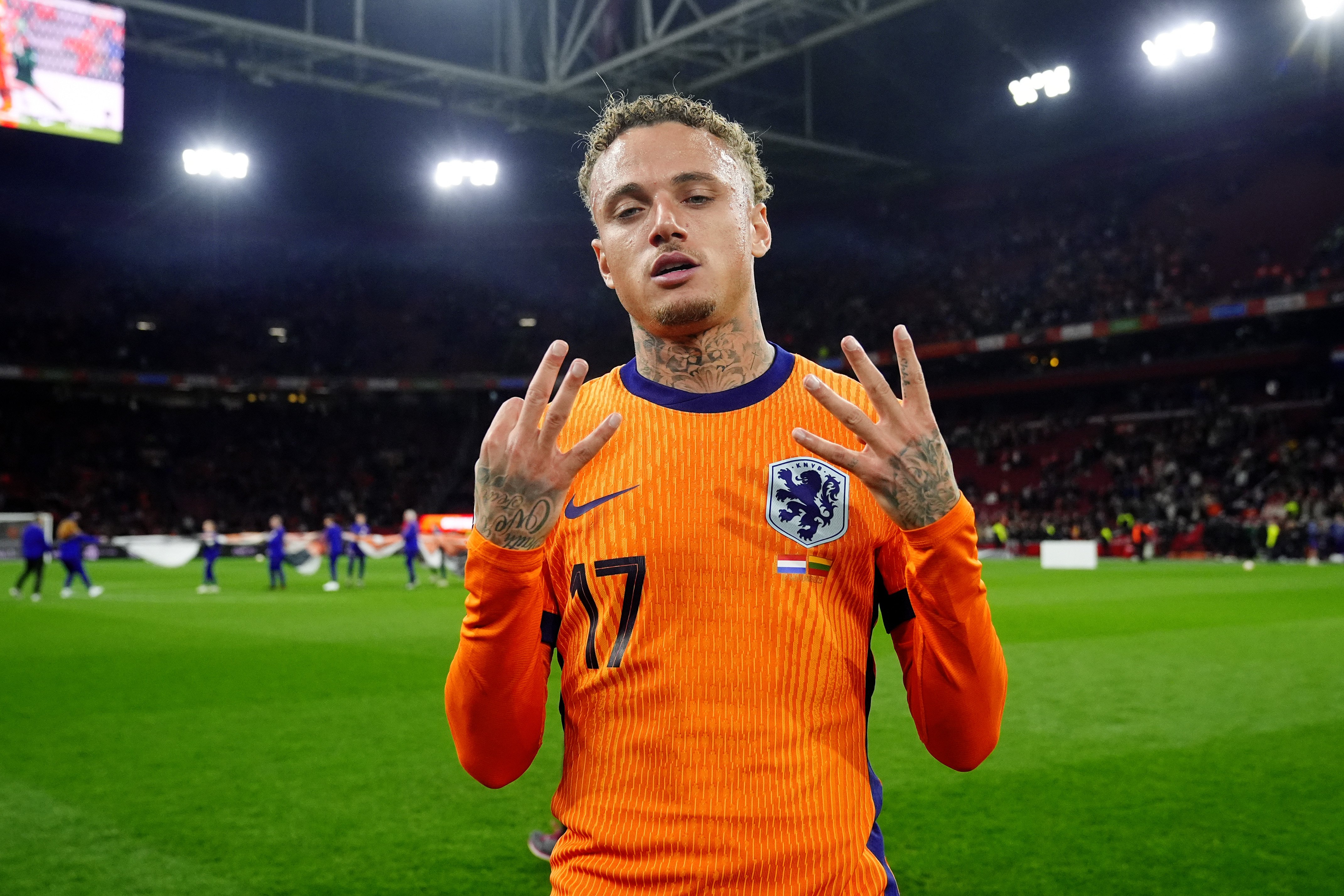 Acht vingers in de lucht: Lang refereert opnieuw aan het verhaal achter zijn favoriete nummer.