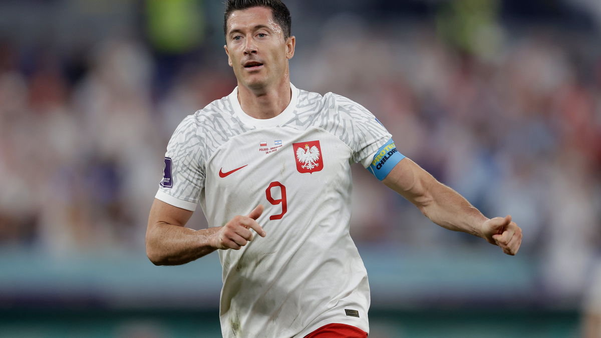 Robert Lewandowski tijdens een wedstrijd van Polen. De 37-jarige spits blijft de absolute blikvanger in de selectie van Jan Urban.  Wil je dat ik er meteen meer foto-bijschriften bij genereer (bijvoorbeeld voor Zieliński, Szymański, Zalewski en Kiwior) in dez
