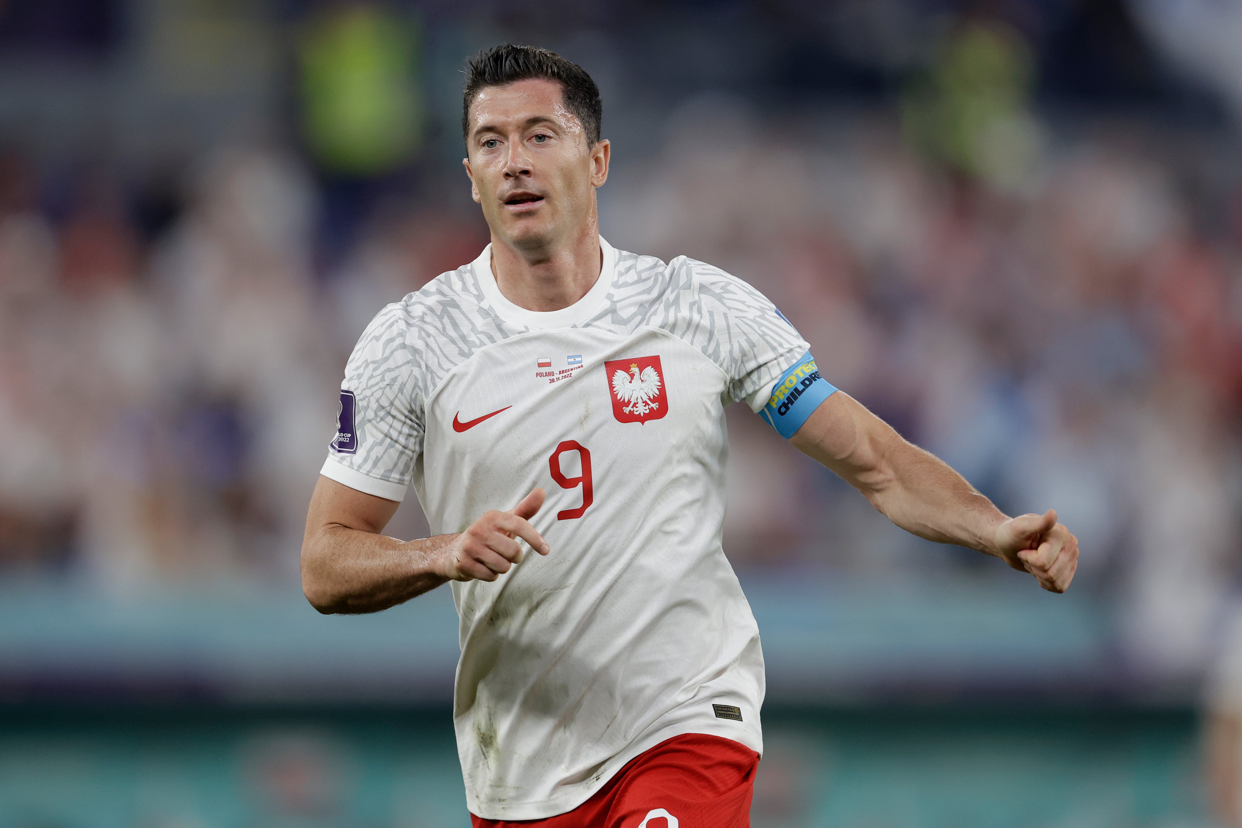 Robert Lewandowski tijdens een wedstrijd van Polen. De 37-jarige spits blijft de absolute blikvanger in de selectie van Jan Urban.  Wil je dat ik er meteen meer foto-bijschriften bij genereer (bijvoorbeeld voor Zieliński, Szymański, Zalewski en Kiwior) in dez