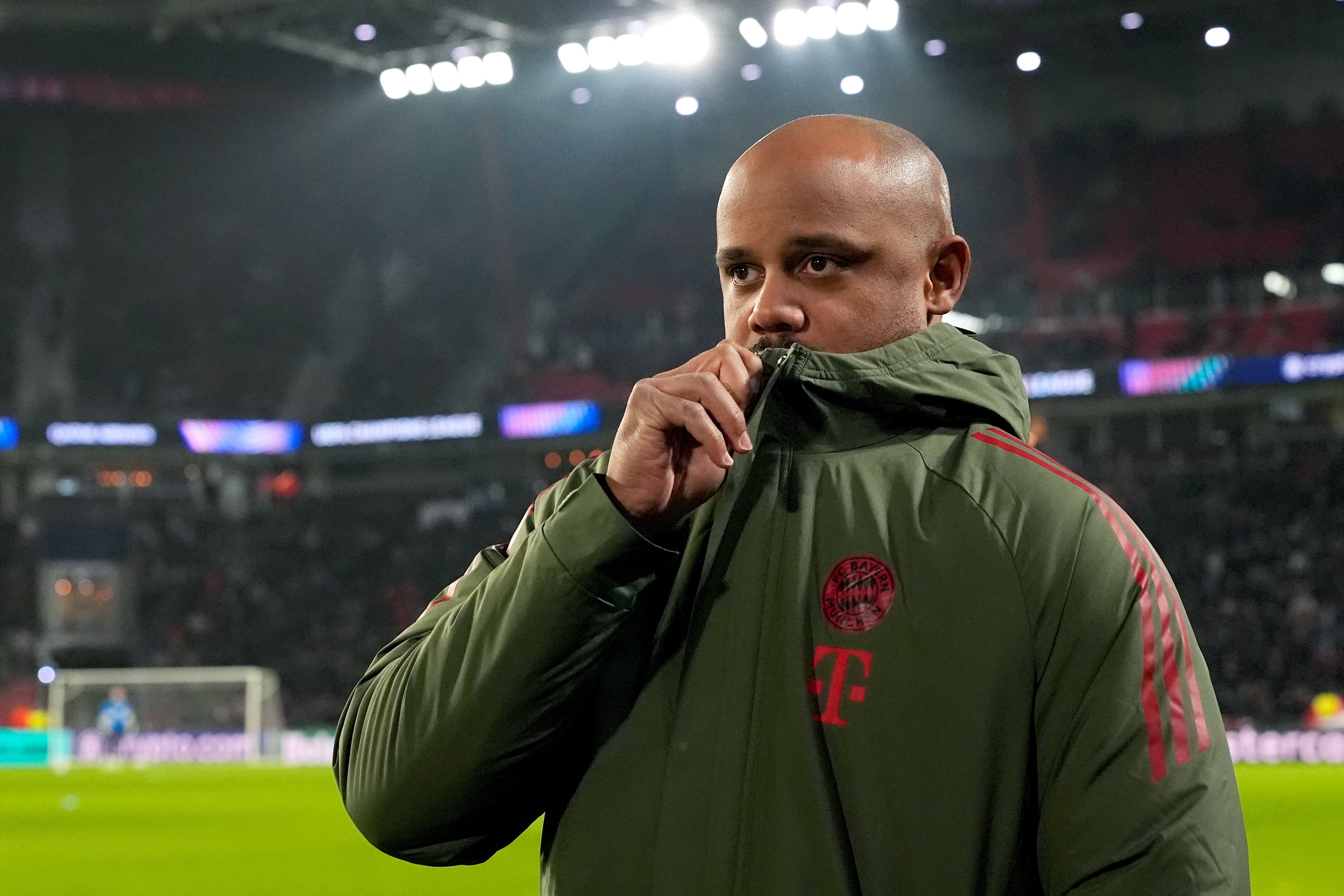 Vincent Kompany langs de zijlijn bij Bayern München, waar hij zijn ploeg voorbereidt op de cruciale Champions League-wedstrijd tegen PSG.