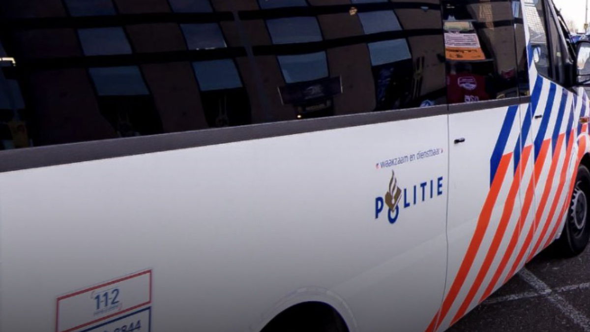 Politie in actie in het centrum van Eindhoven, waar zo’n 180 Napoli-fans preventief werden aangehouden in aanloop naar PSV – Napoli.