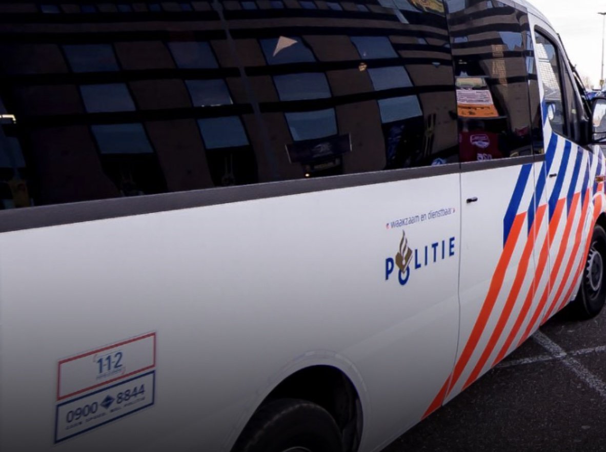 Politie in actie in het centrum van Eindhoven, waar zo’n 180 Napoli-fans preventief werden aangehouden in aanloop naar PSV – Napoli.