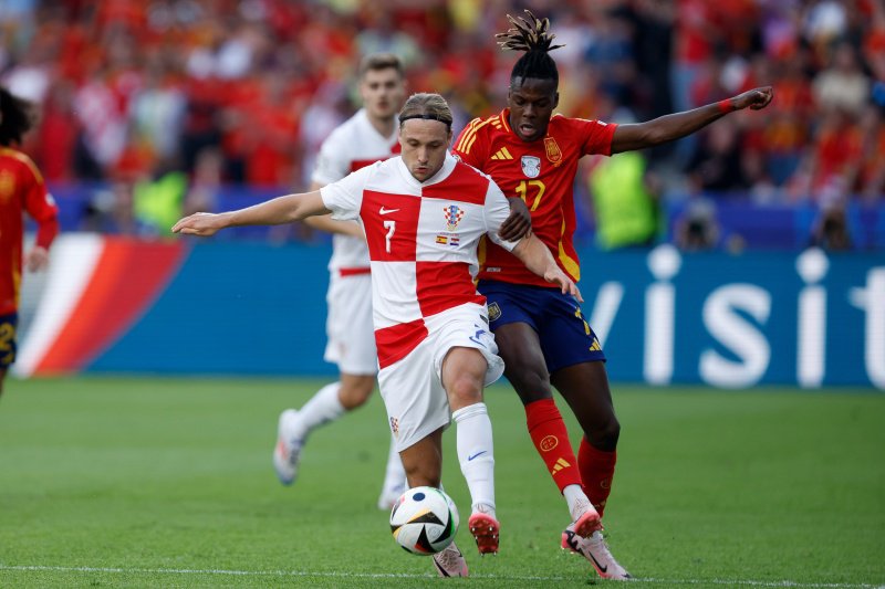 Lovro Majer duelleert met Nico Williams