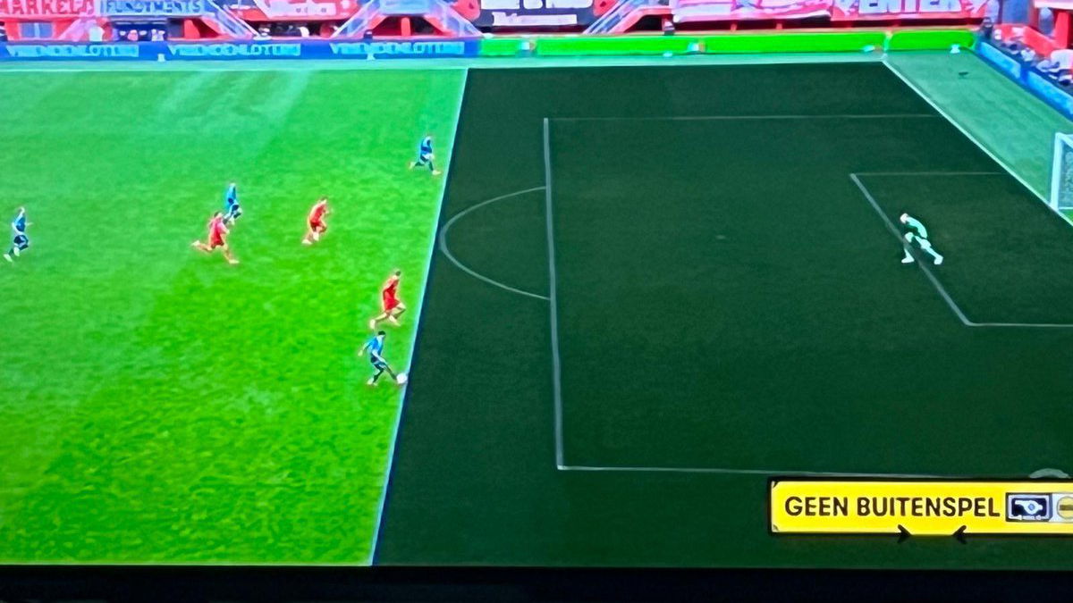 Het moment waarop de buitenspellijn in beeld werd gebracht bij de goal van Godts.