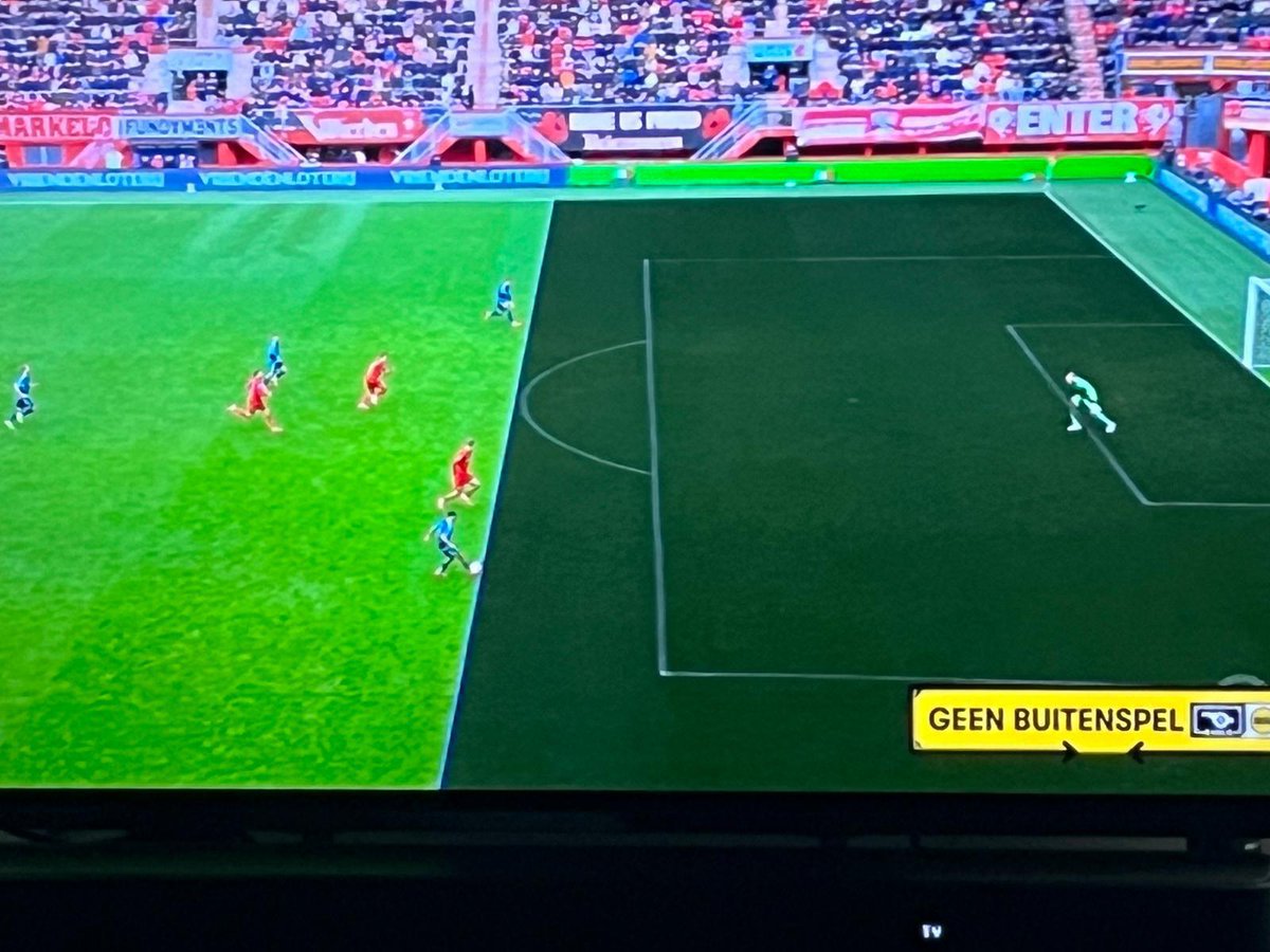 Het moment waarop de buitenspellijn in beeld werd gebracht bij de goal van Godts.