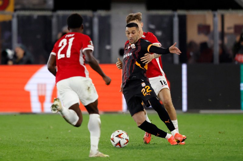 Hakim Ziyech in duel met AZ