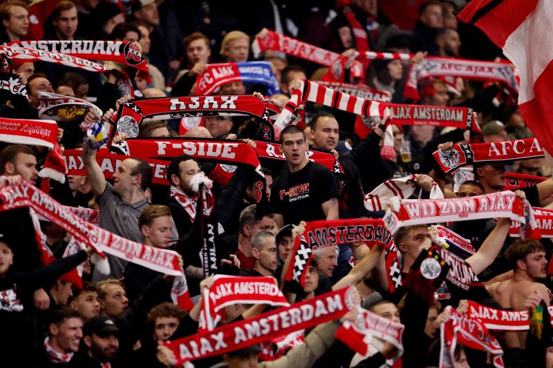 Beelden: Ajax supporters herdenken Lisa (17)