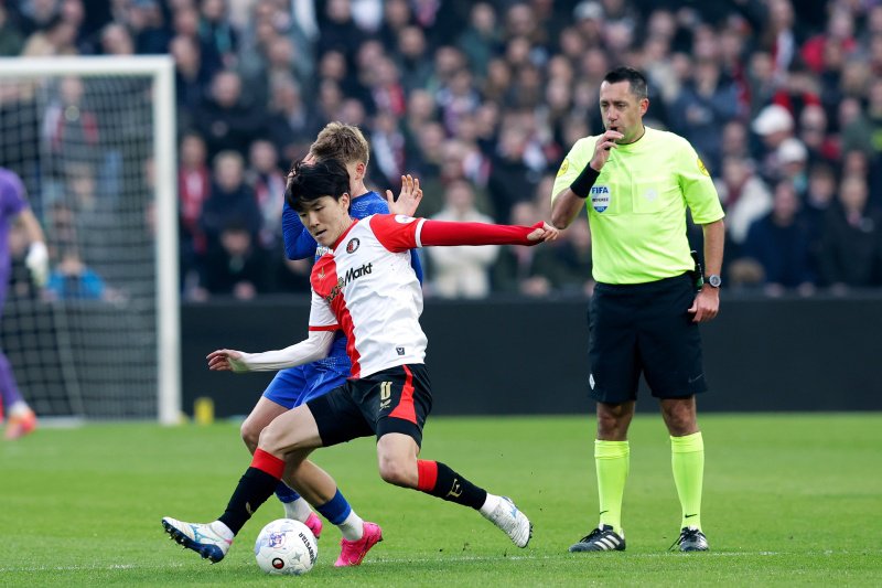 Genant tafereel verbaast fans: Feyenoord-pyjama onder boom voor kerst