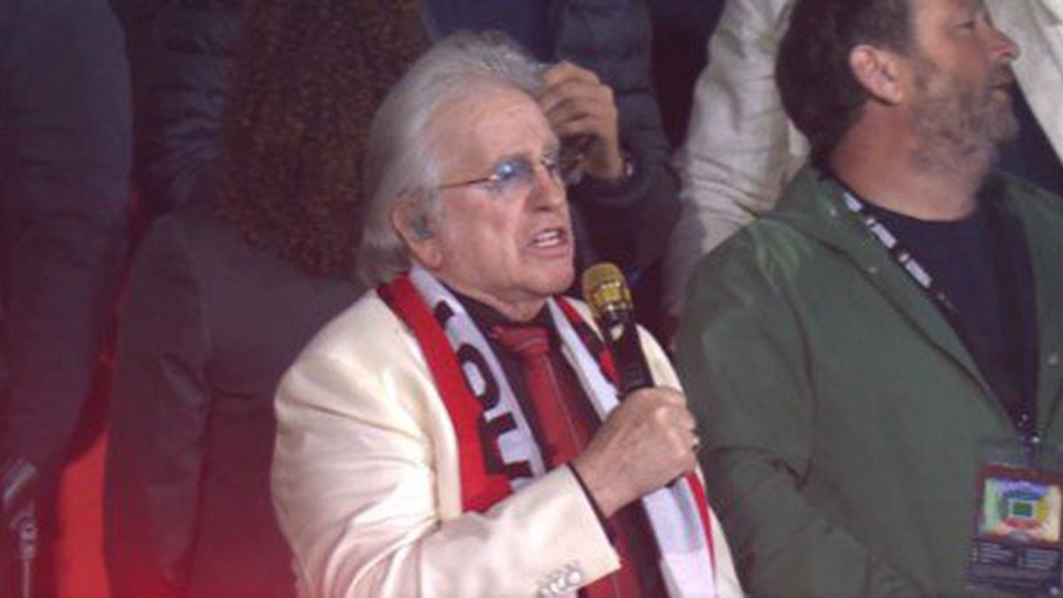 Lee Towers zingt voor Feyenoord - Aston Villa