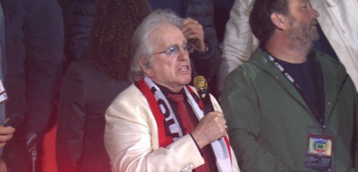 Lee Towers zingt voor Feyenoord - Aston Villa