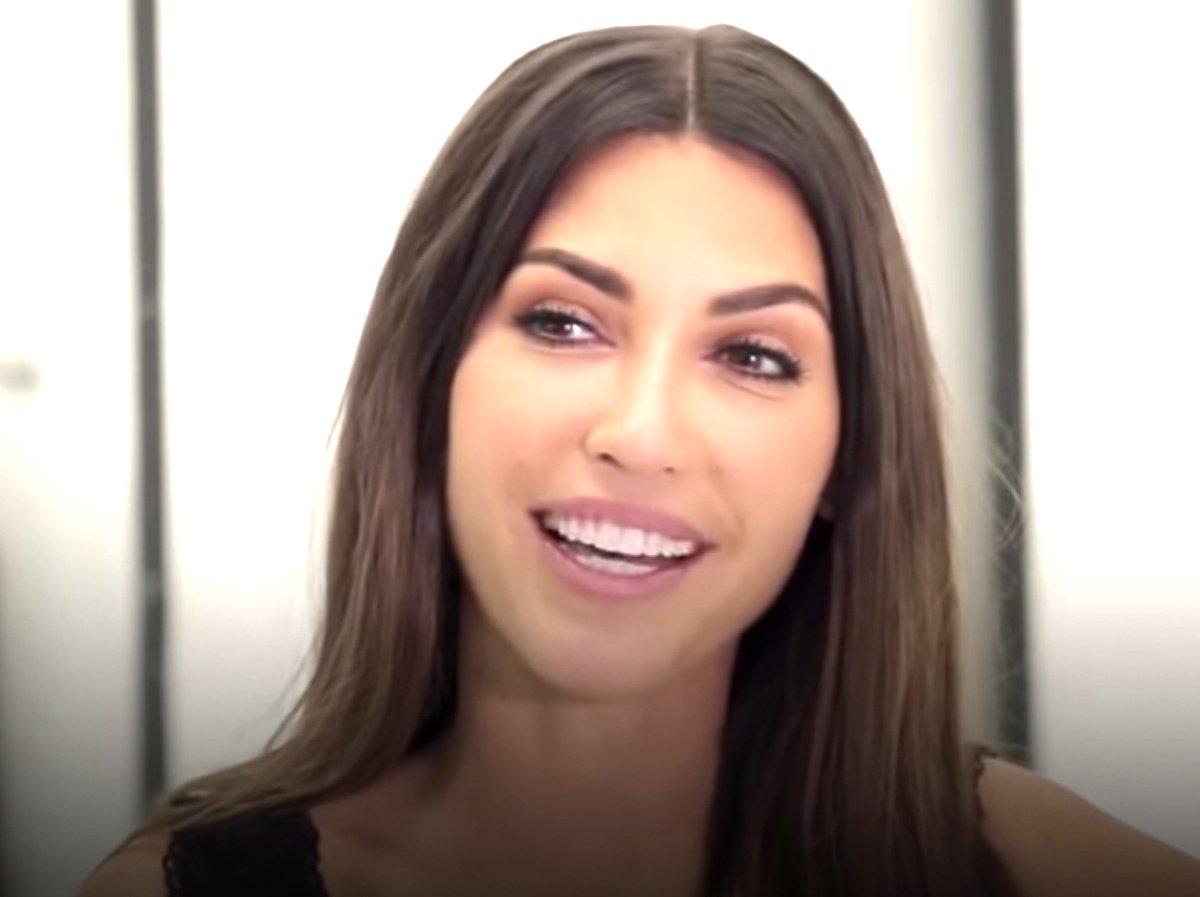 Met haar vertrouwde lange haar straalt Yolanthe Cabau in een ontspannen setting – een duidelijk contrast met haar recente korte coupe voor een fotoshoot.