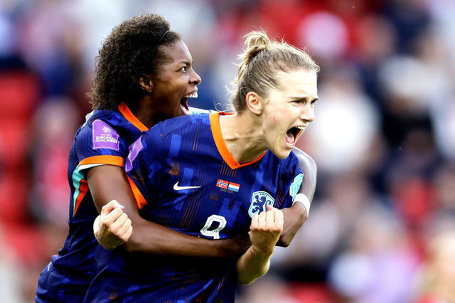 Miedema juicht na doelpunt