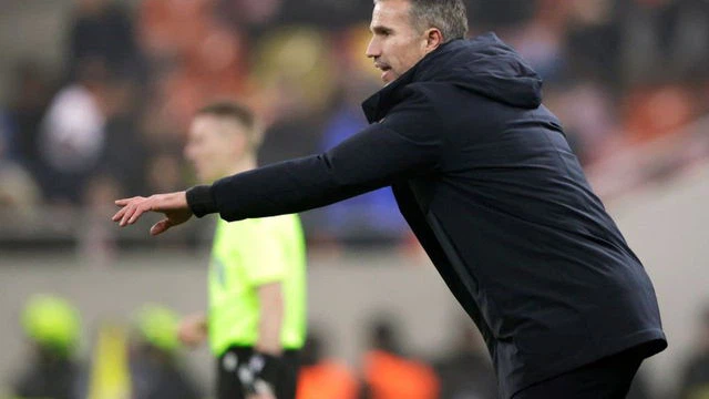 Feyenoord geeft zege weg met wissels en verliest in slotfase van FCSB