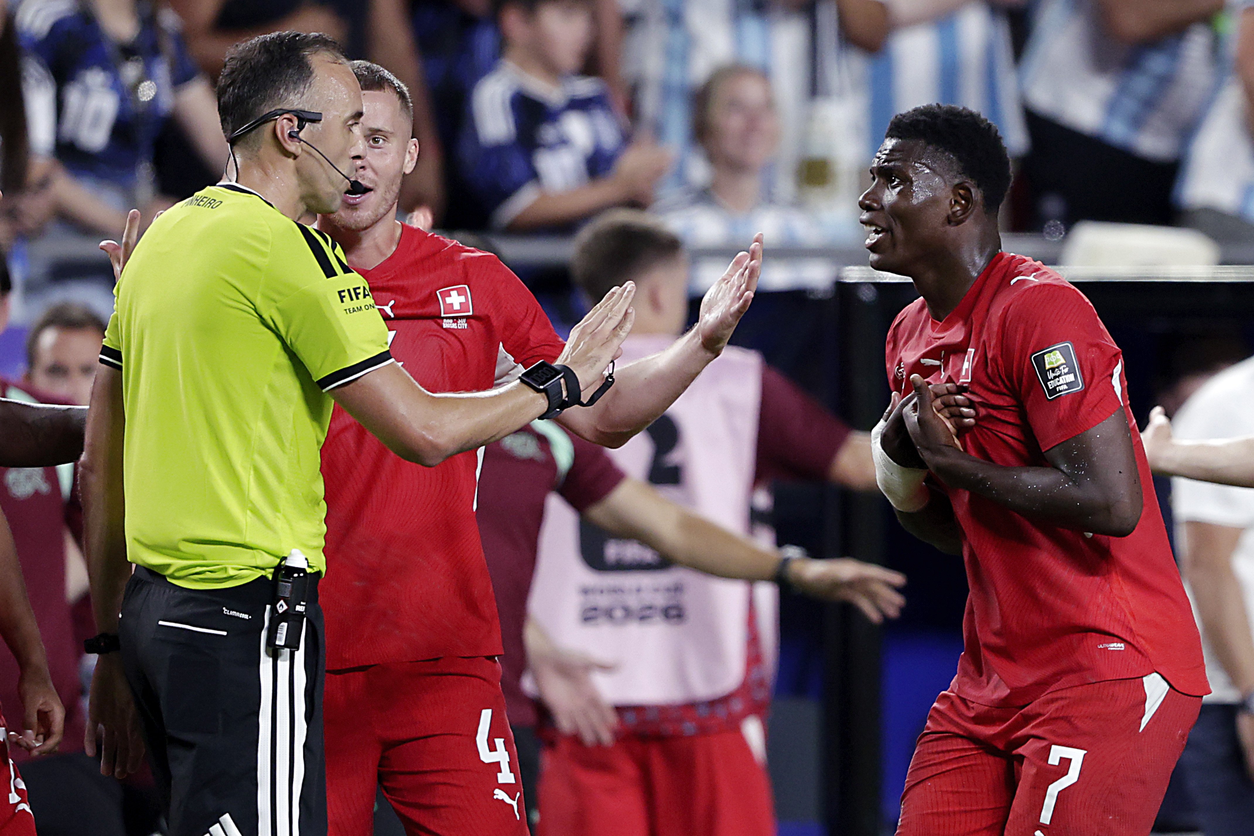 Breel Embolo kreeg tegen Argentinië ten onrechte zijn tweede gele kaart, zo bevestigt spelregelorganisatie IFAB achteraf.