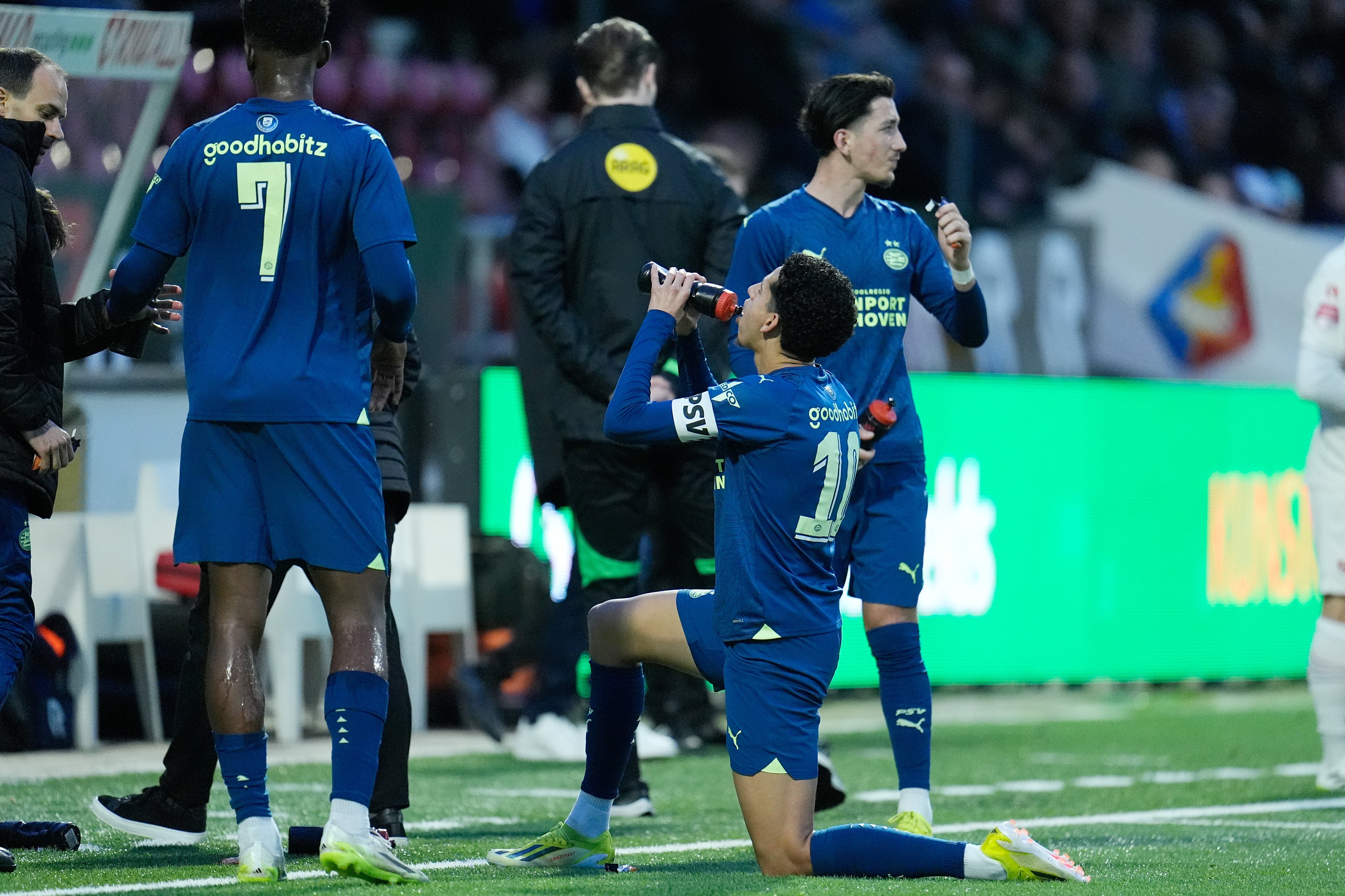 De wedstrijd wordt na zonsondergang even stilgelegd zodat de spelers die meedoen aan de Ramadan snel iets kunnen drinken.