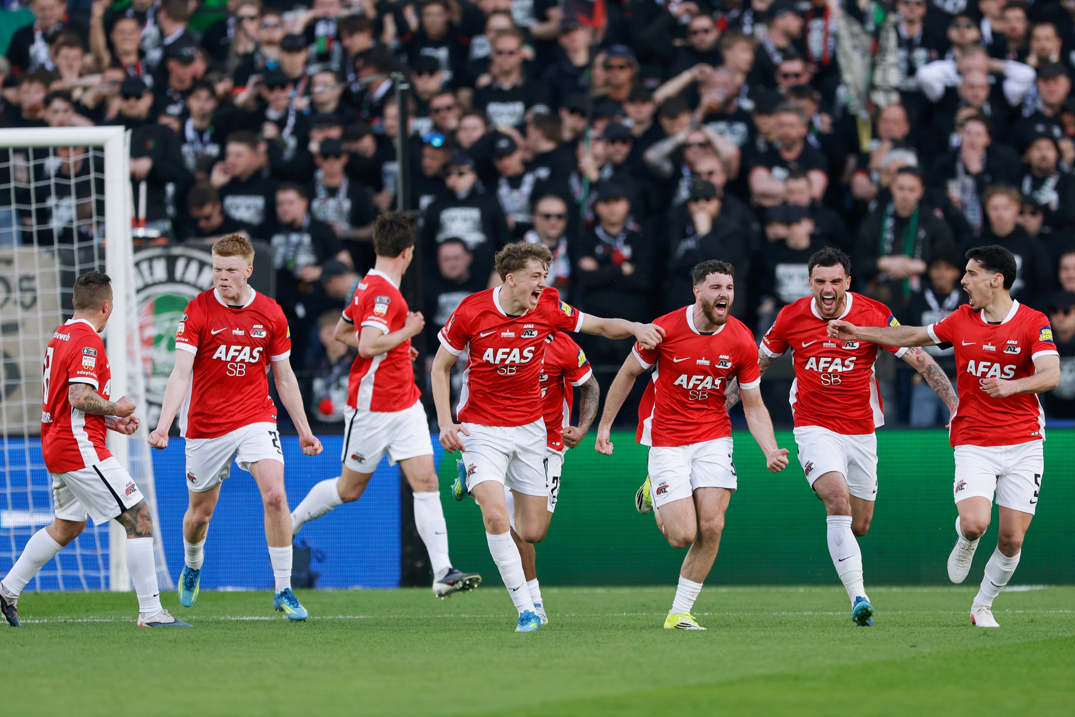 AZ sloopt NEC in finale en pakt vijfde KNVB Beker