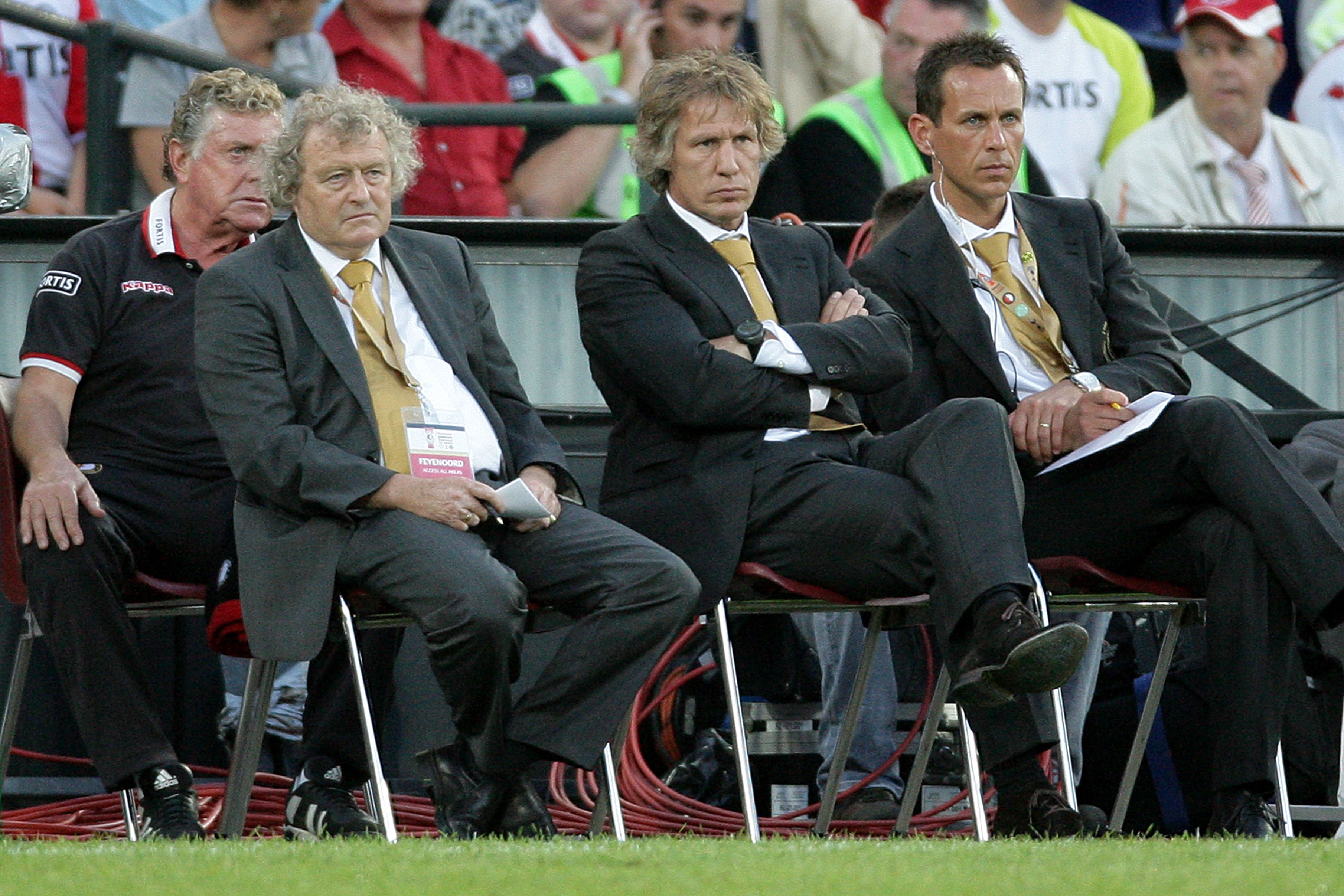 Gertjan Verbeek in zijn periode bij Feyenoord met zijn toenmalige assistenten wijlen Wim Jansen en Leon Vlemmings.