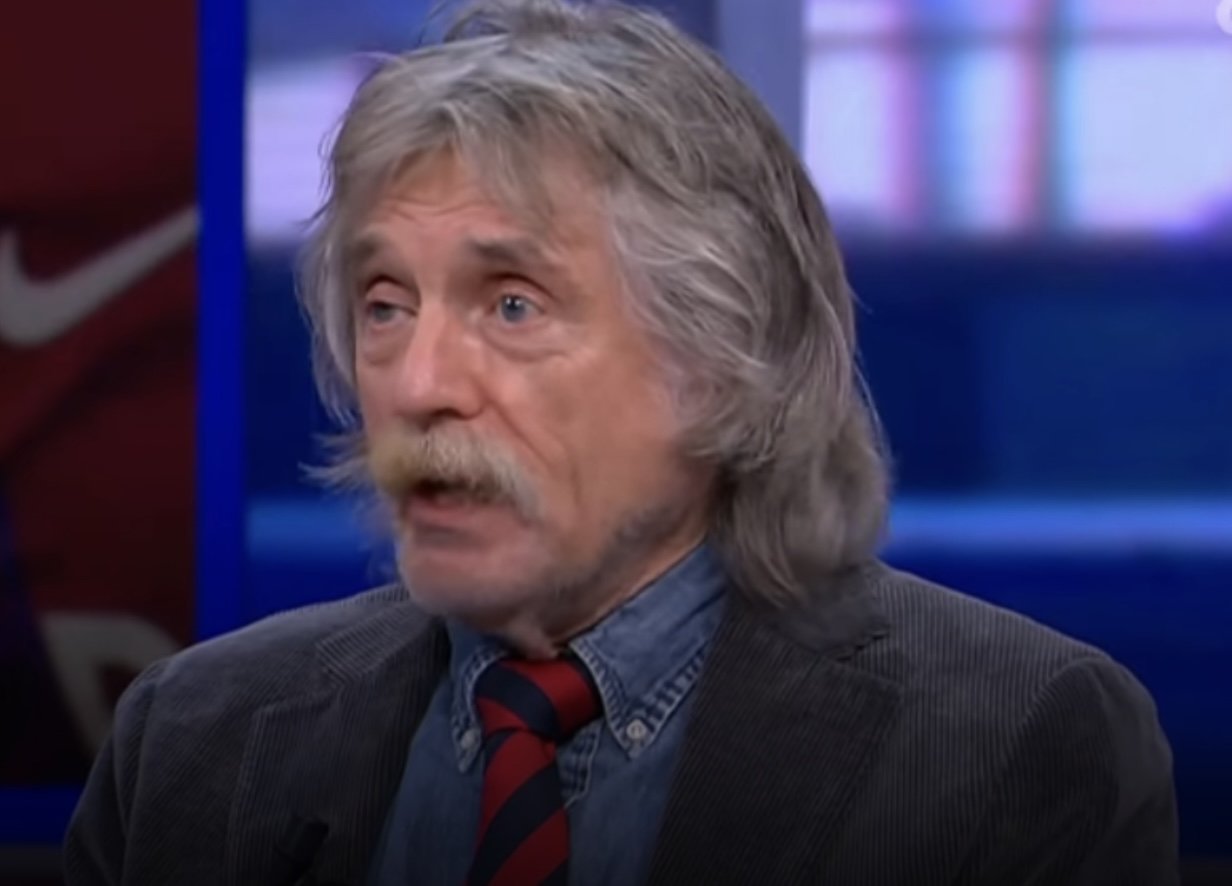 Johan Derksen tijdens een uitzending van Vandaag Inside. De analist haalde opnieuw een oude anekdote aan over Femke Halsema en Koert Westerman, tot ergernis van de betrokkenen