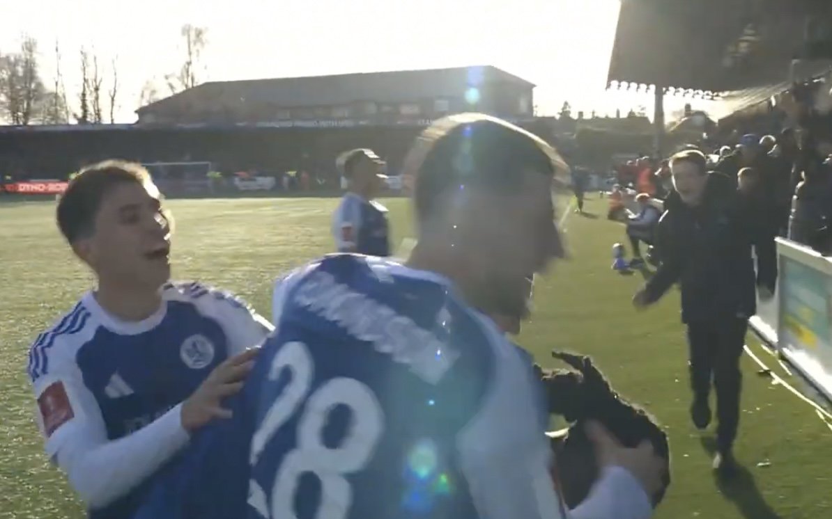 Spelers van Macclesfield Town vieren historische FA Cup-zege als zesdeklasser