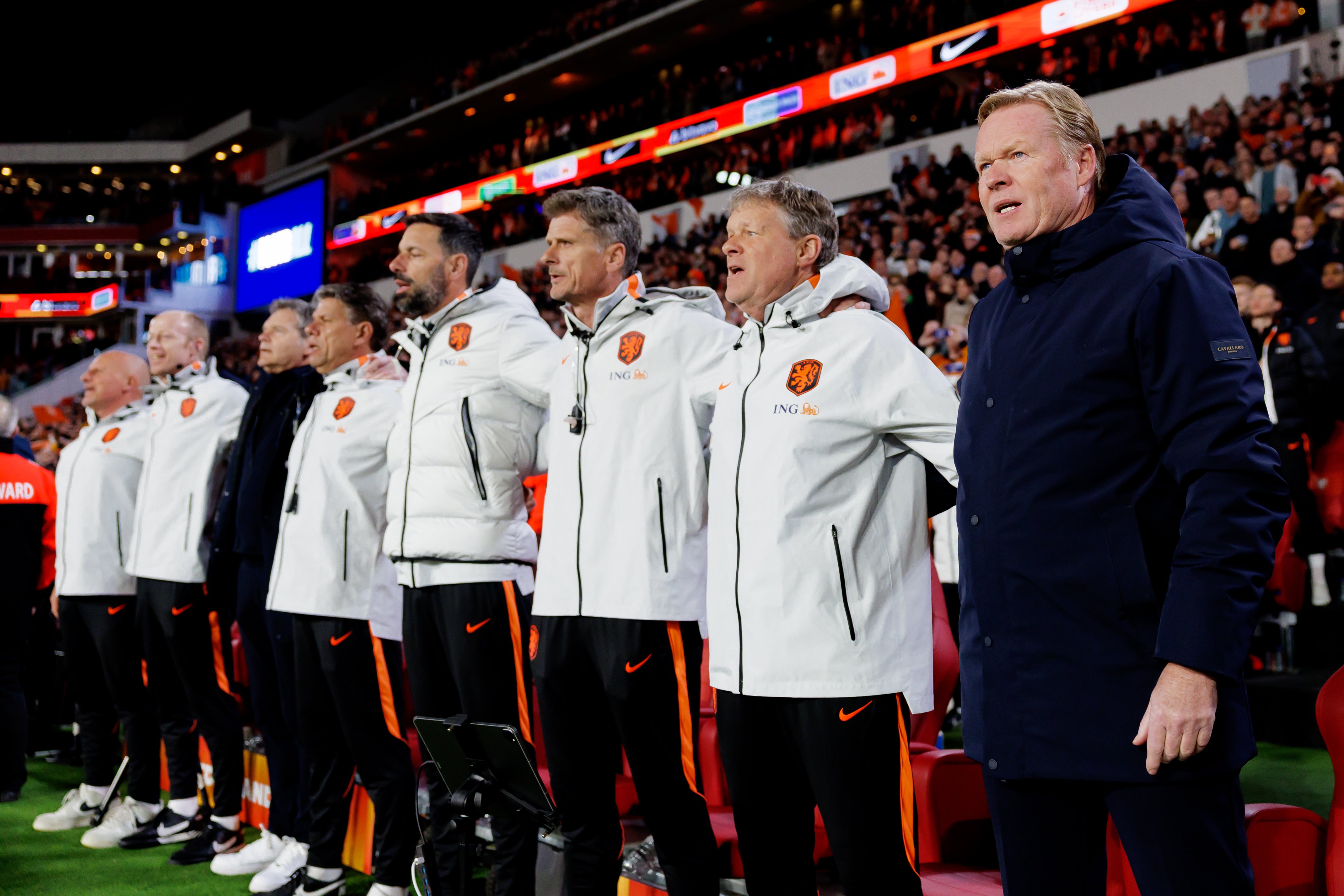 De staf van Koeman zou ontevreden zijn over de fotomomenten met publieke leiders