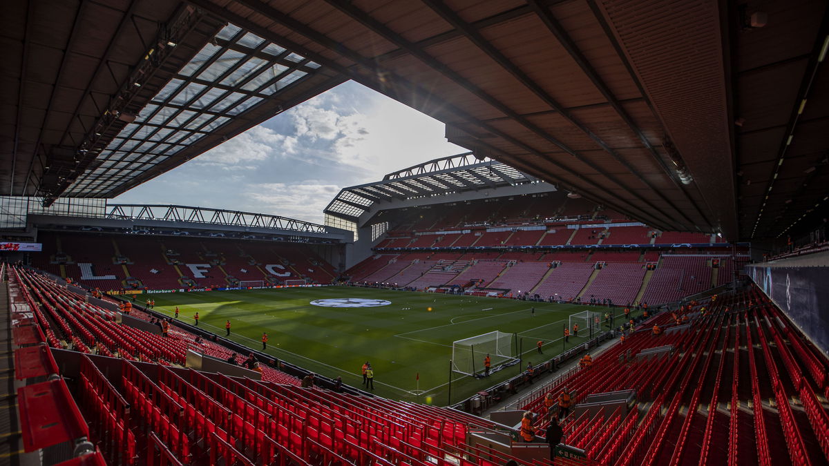 Anfield, de iconische thuishaven van Liverpool, voldoet door het compacte ontwerp en veldafmetingen niet aan de eisen voor EK-stadions.