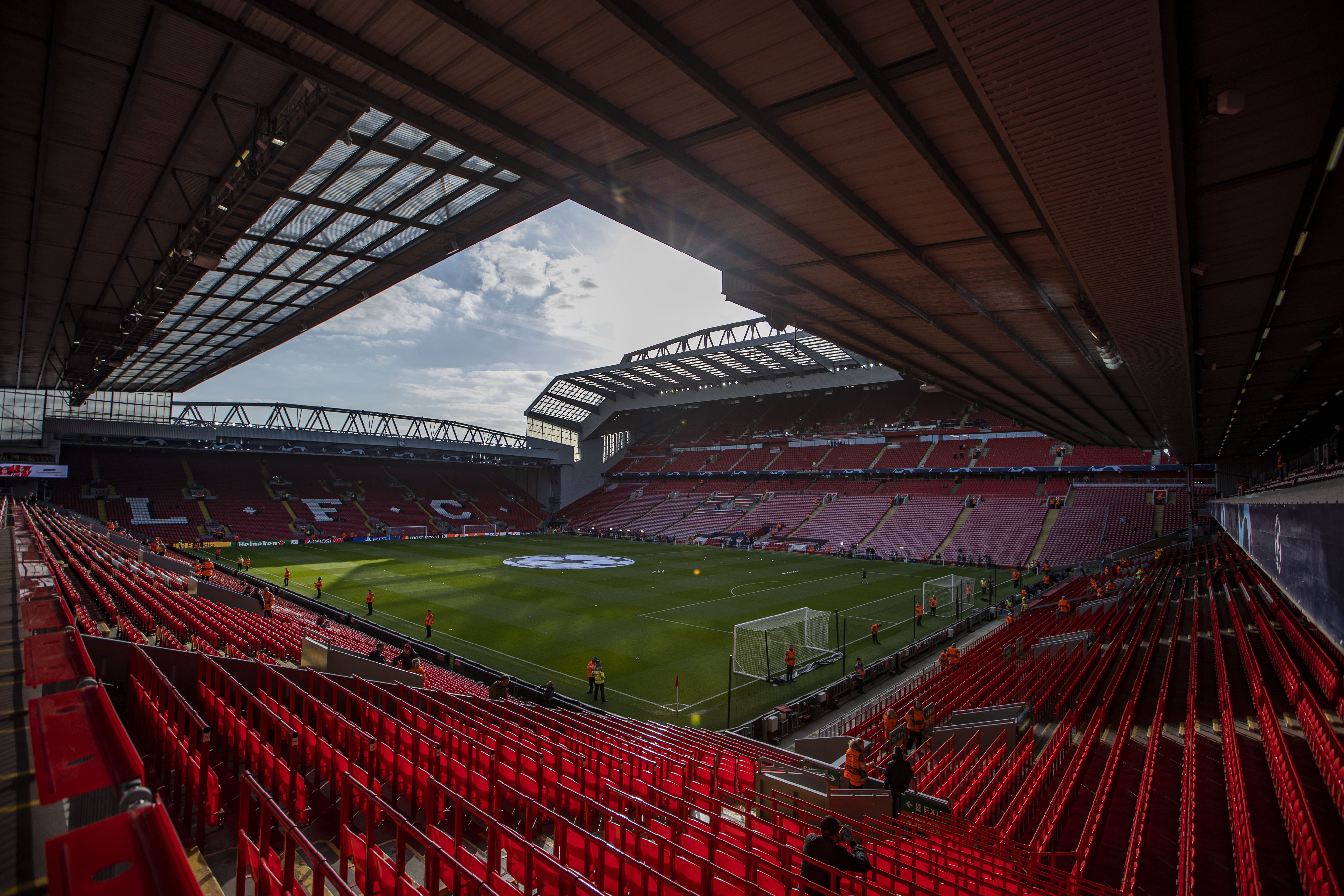 Anfield, de iconische thuishaven van Liverpool, voldoet door het compacte ontwerp en veldafmetingen niet aan de eisen voor EK-stadions.