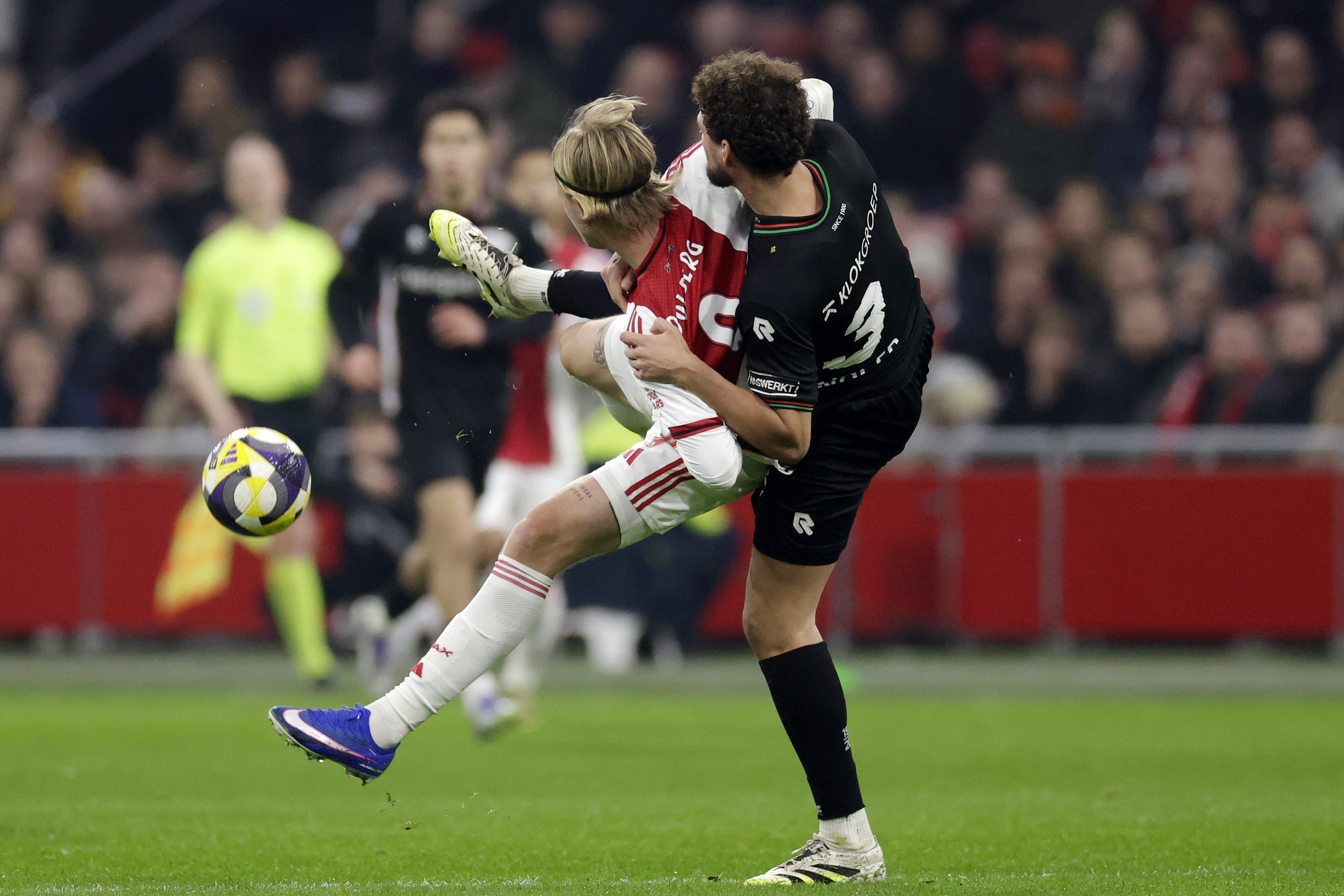 Dolberg in duel met Sandler 