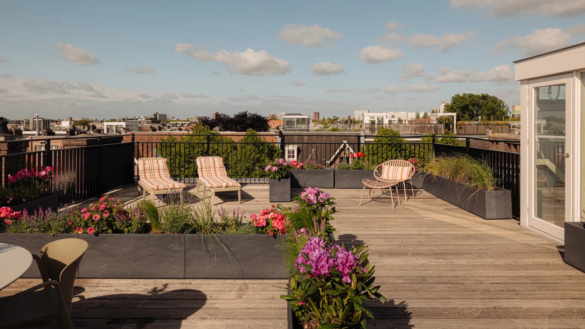 Het dakterras van het appartement dat Frank Rijkaard verkoopt