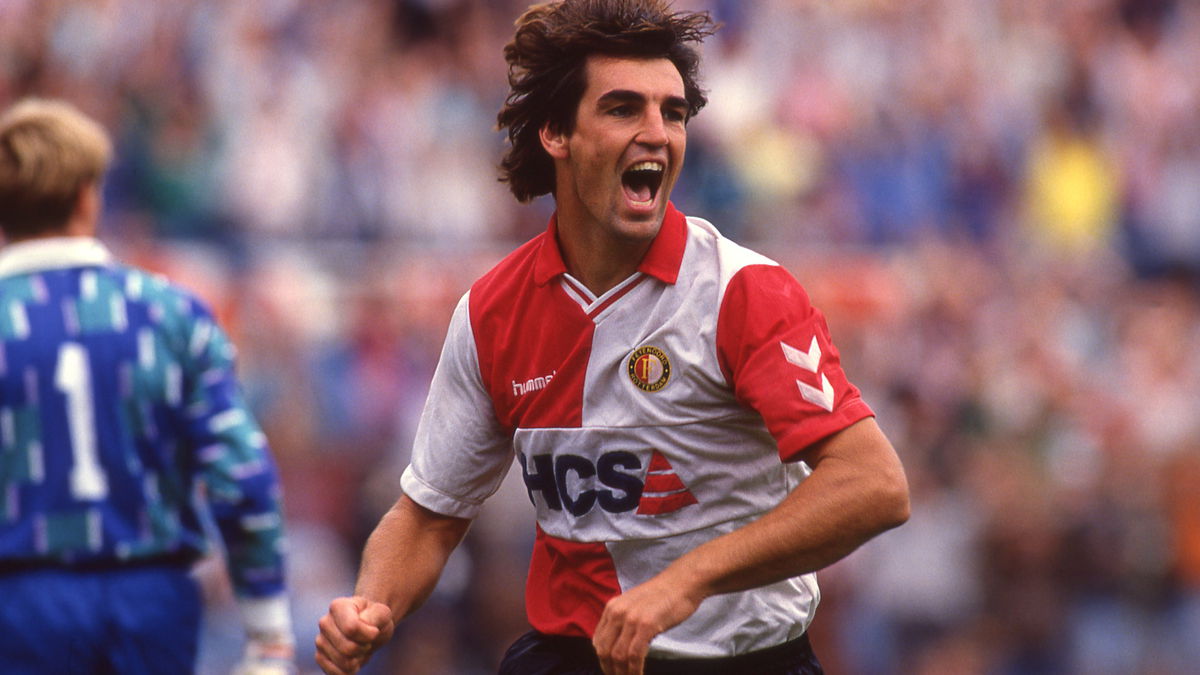 Piet Keur viert een doelpunt in het shirt van Feyenoord