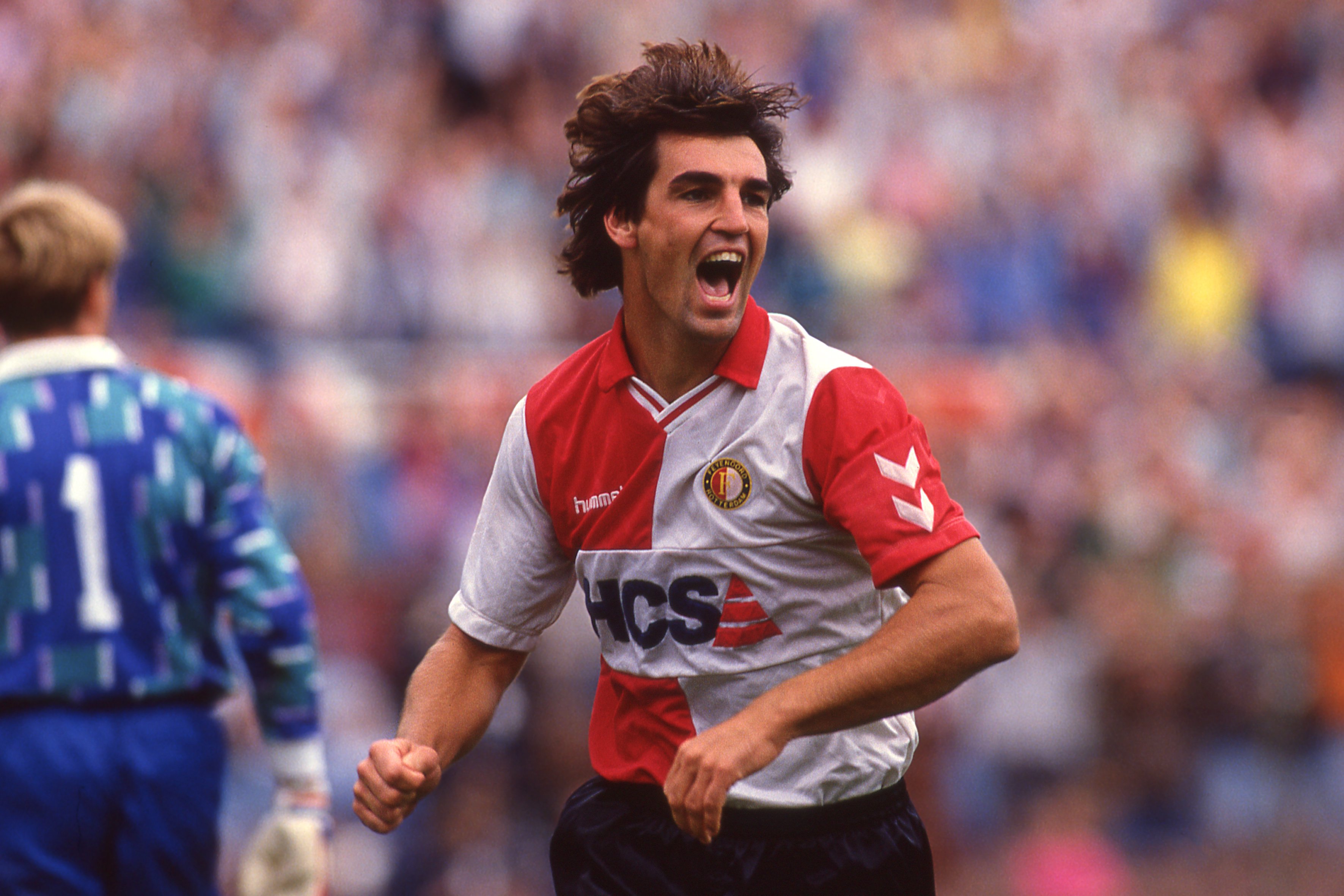 Piet Keur viert een doelpunt in het shirt van Feyenoord