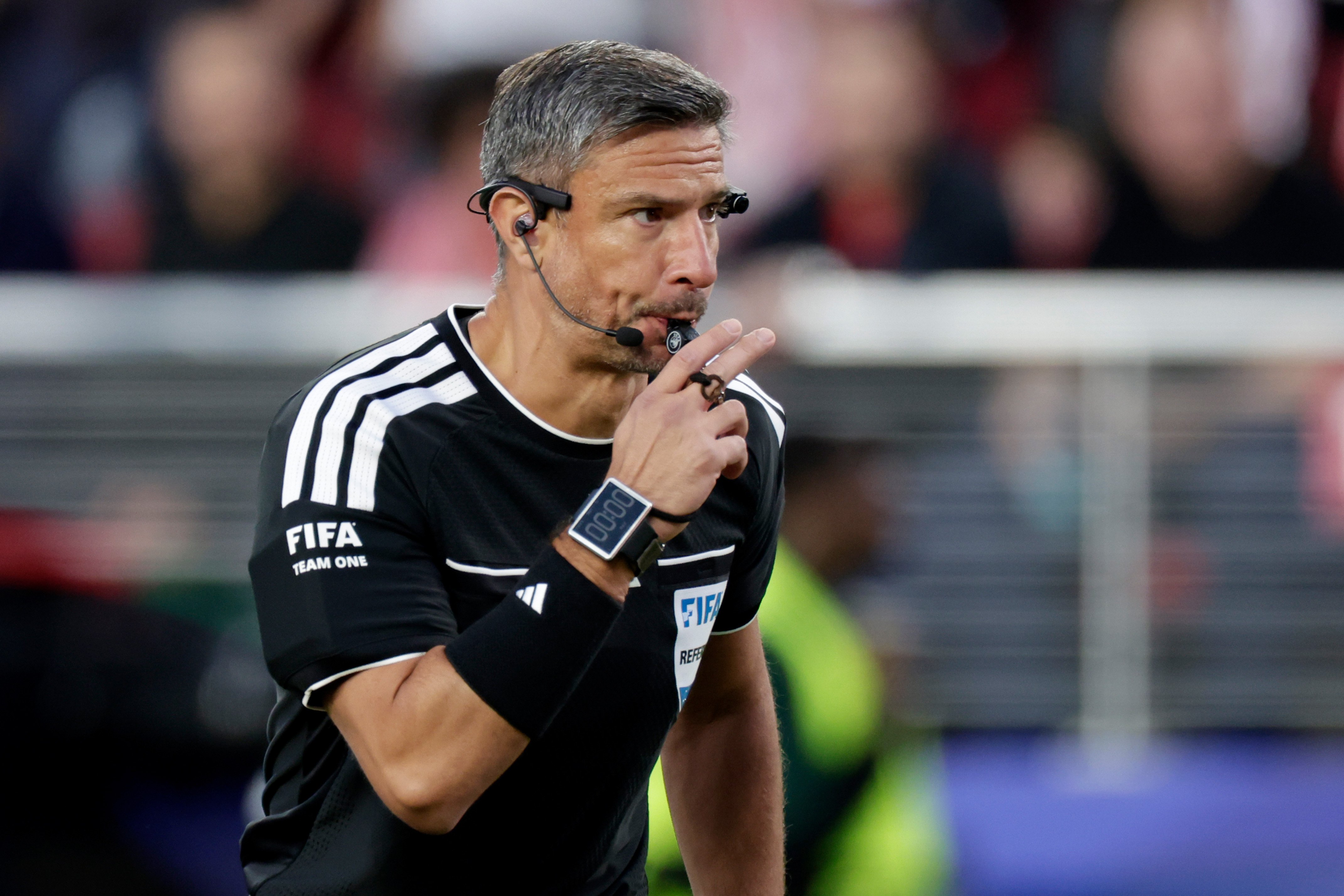 Slavko Vincic leidt zondag de WK-finale, maar de Sloveense scheidsrechter haalde enkele jaren geleden om een heel andere reden de internationale kranten.