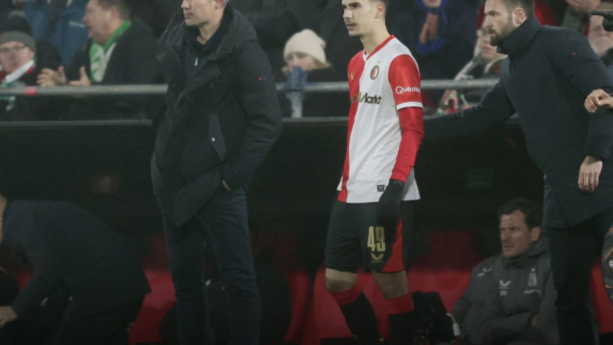 Shaqueel van Persie maakt zijn officiële debuut onder zijn vader Robin van Persie in een Europees duel in De Kuip tegen Celtic. Een zeldzaam moment in het topvoetbal.