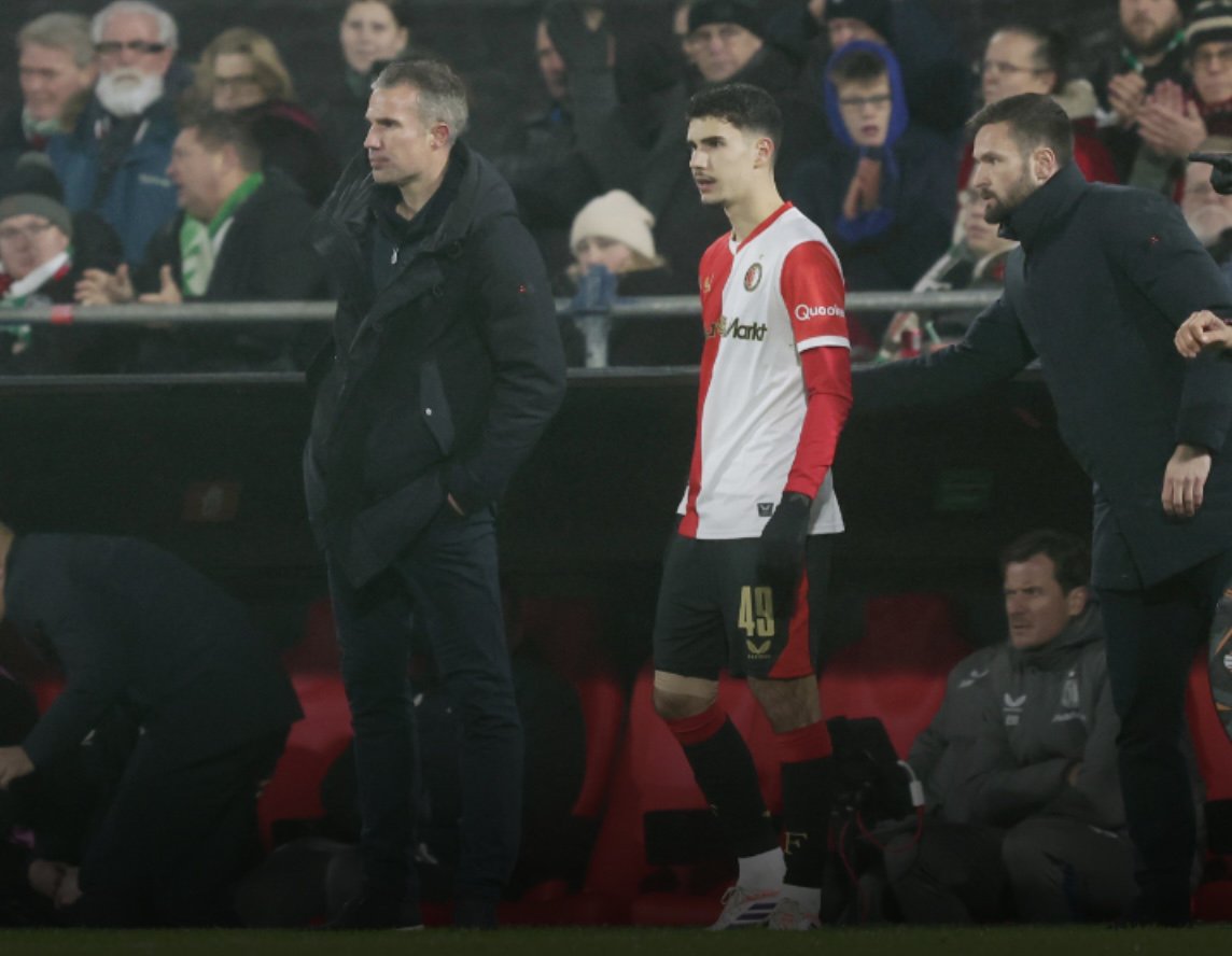 Shaqueel van Persie maakt zijn officiële debuut onder zijn vader Robin van Persie in een Europees duel in De Kuip tegen Celtic. Een zeldzaam moment in het topvoetbal.