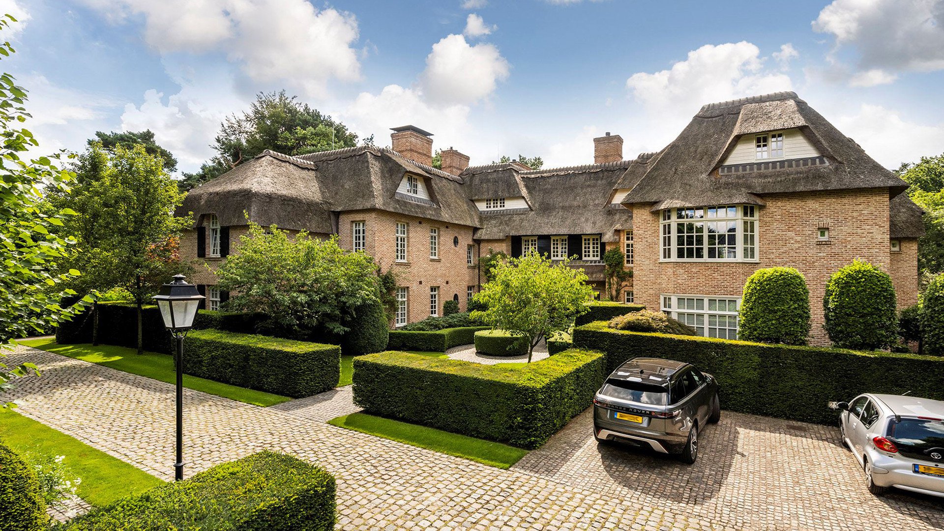 Neem een kijkje in het nieuwe huis van Ronald Koeman!